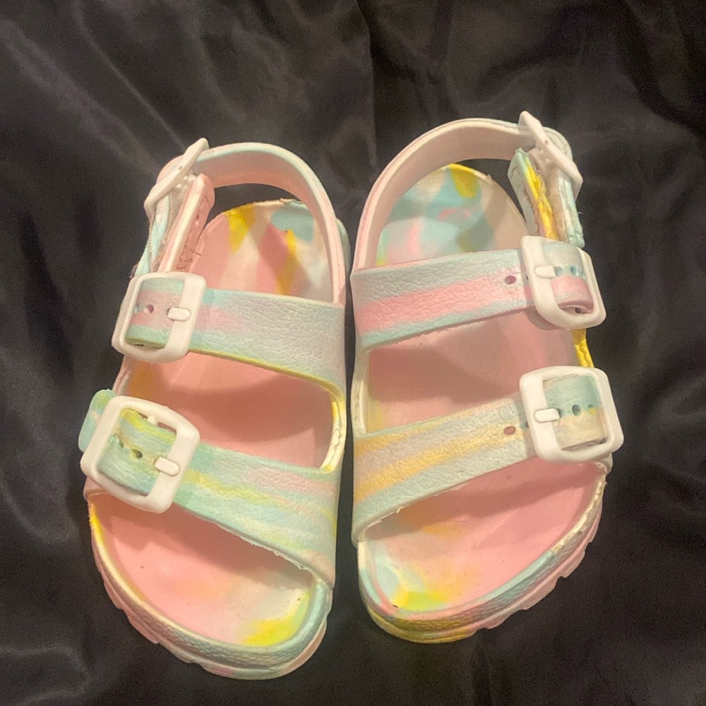 Toddler girl’s sandals.